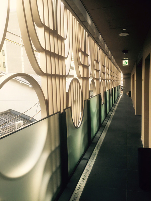 外壁アルミパネルを建物の内側から撮影