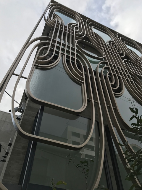 外壁アルミパネルを建物の内側から撮影１